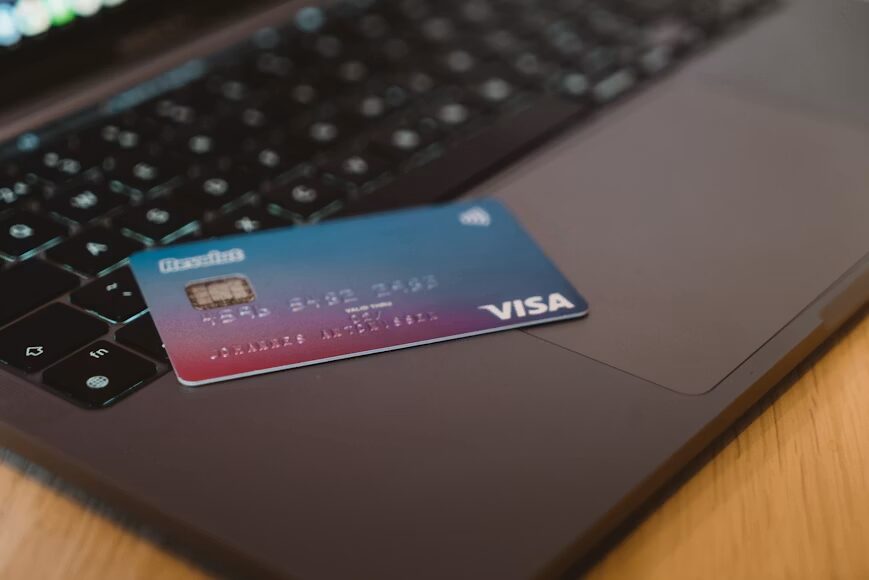 Credit card and exchange rate information illustrating how currency conversion and foreign transaction fees affect international payments.